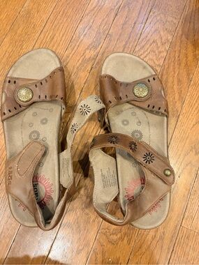 Taos Women’s Tan Courage Leather Hook And Loop Ankle Strap Sandals Size 10